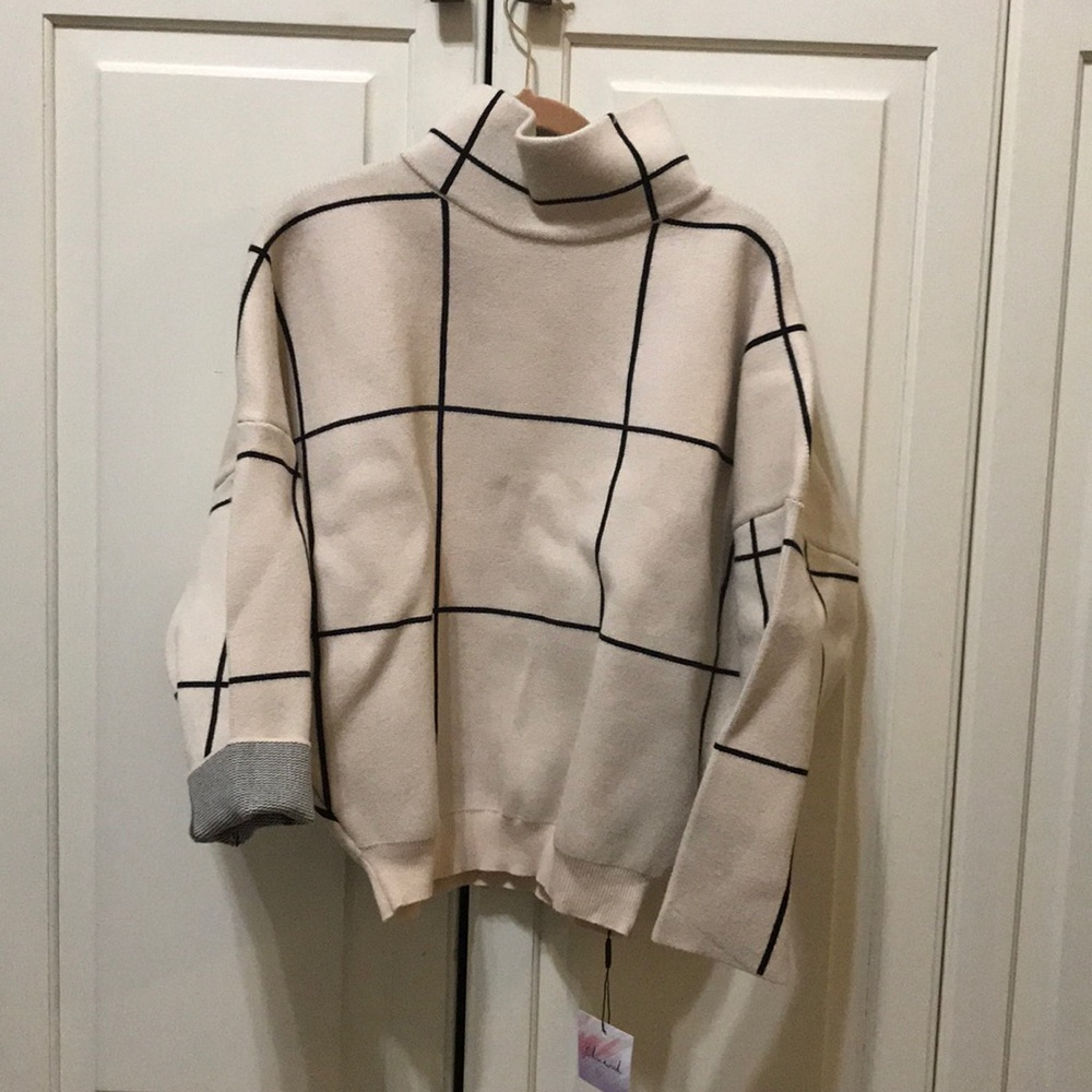 ⏰ Beige and Black turtleneck sweater ⏰